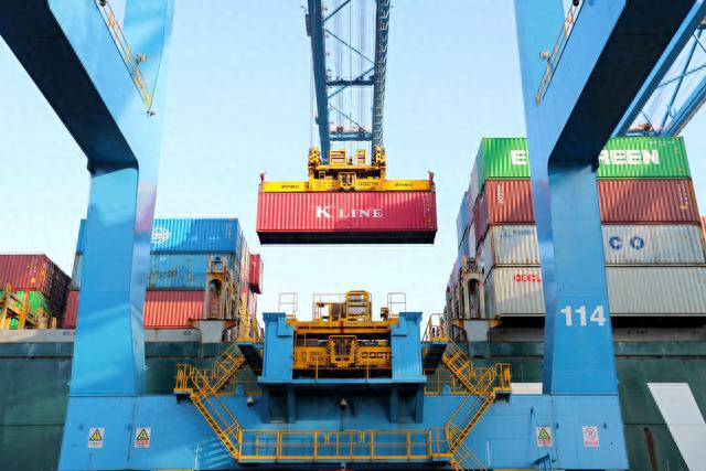 米乐M6 米乐组图丨巨轮出海前7个月山东对金砖国家进出口增长