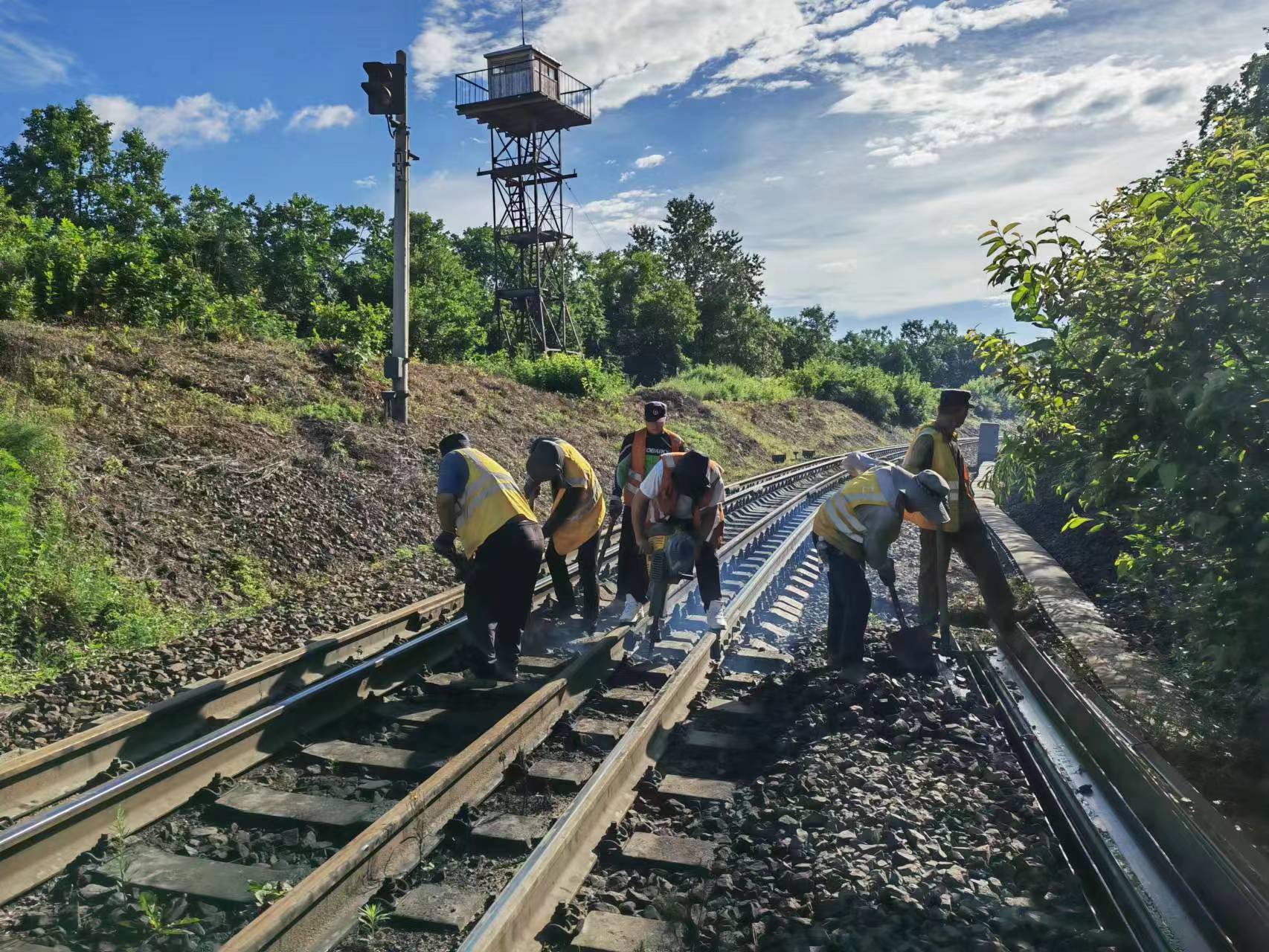 米乐 M6米乐铁路货运一线行“骑马”线上打磨师