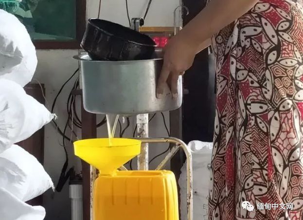 米乐 M6米乐购买食用油需要街区证明1人只能买1拽! 缅甸小镇出新规(图2) 米乐 M6米乐购买食用油需要街区证明1人只能买1拽! 缅甸小镇出新规(图2)