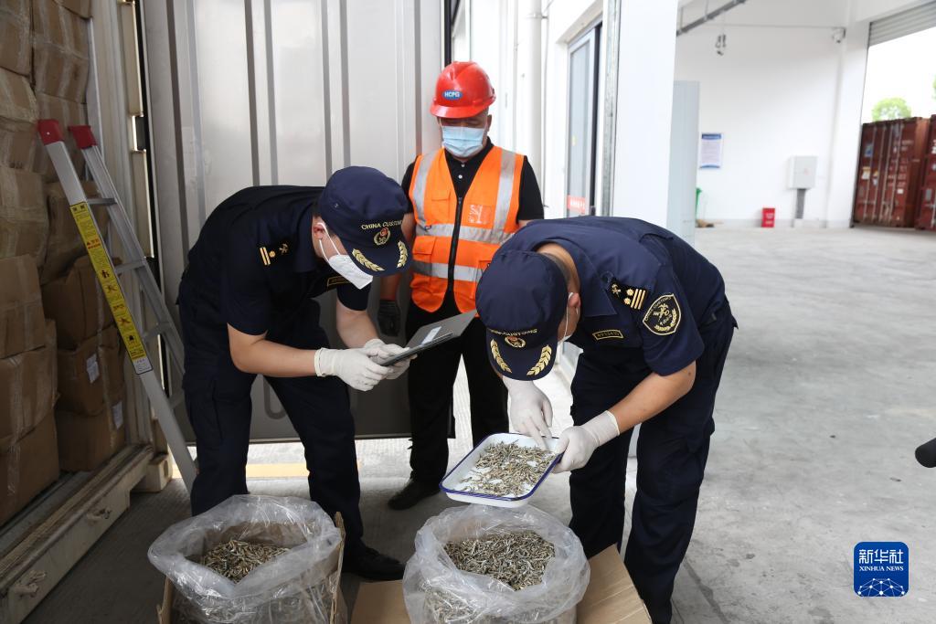 52吨肯尼亚野生米乐 M6米乐鳀鱼干运抵岳阳城陵矶