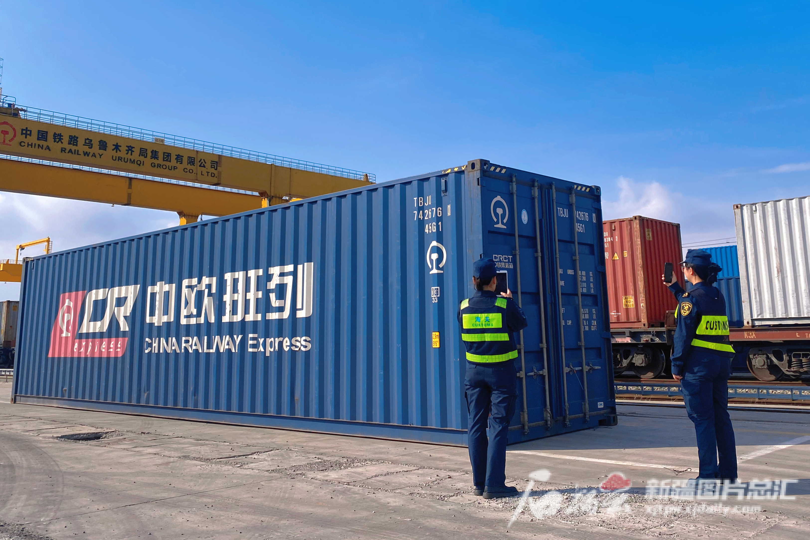 前8个米乐M6 米乐月霍尔果斯口岸公铁进出口货运量同比增长3