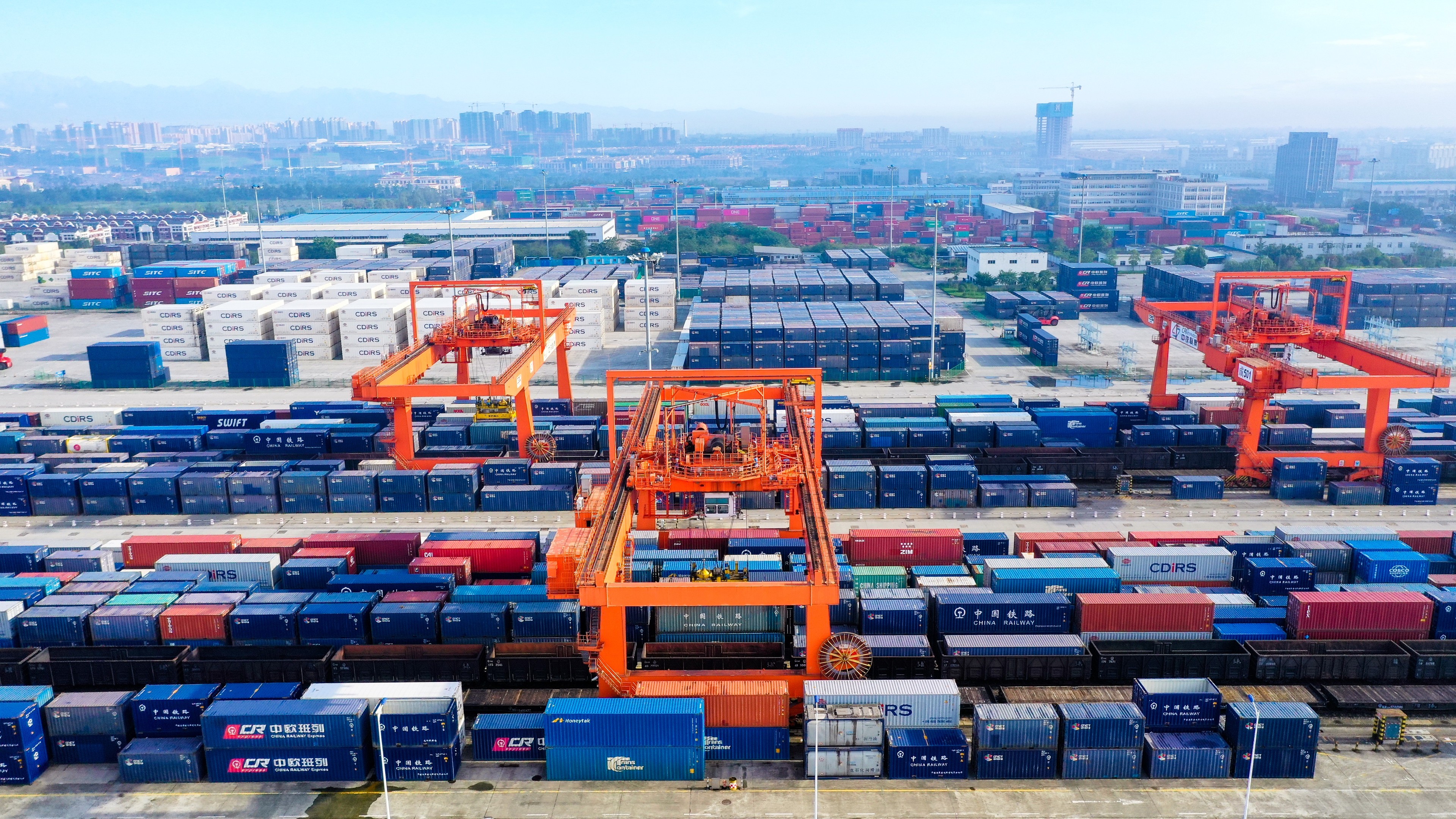 航空旅客年吞米乐M6 米乐吐量全国第一 成都完善交通体系加速融入共建“一带一路”(图2) 航空旅客年吞米乐M6 米乐吐量全国第一 成都完善交通体系加速融入共建“一带一路”(图2)