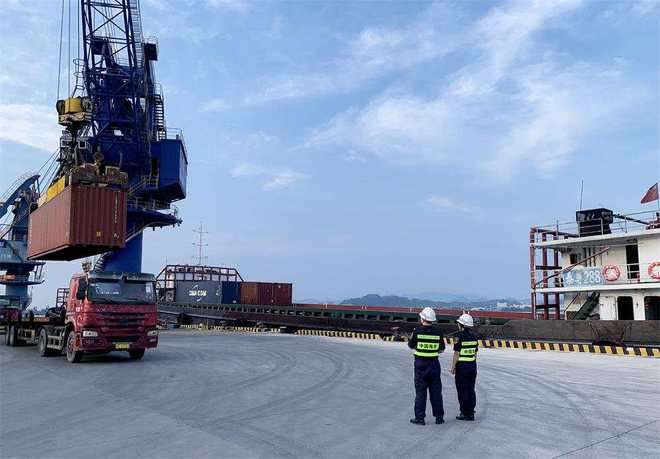 用一年进出米乐M6 米乐口吞吐量超了1万标箱！