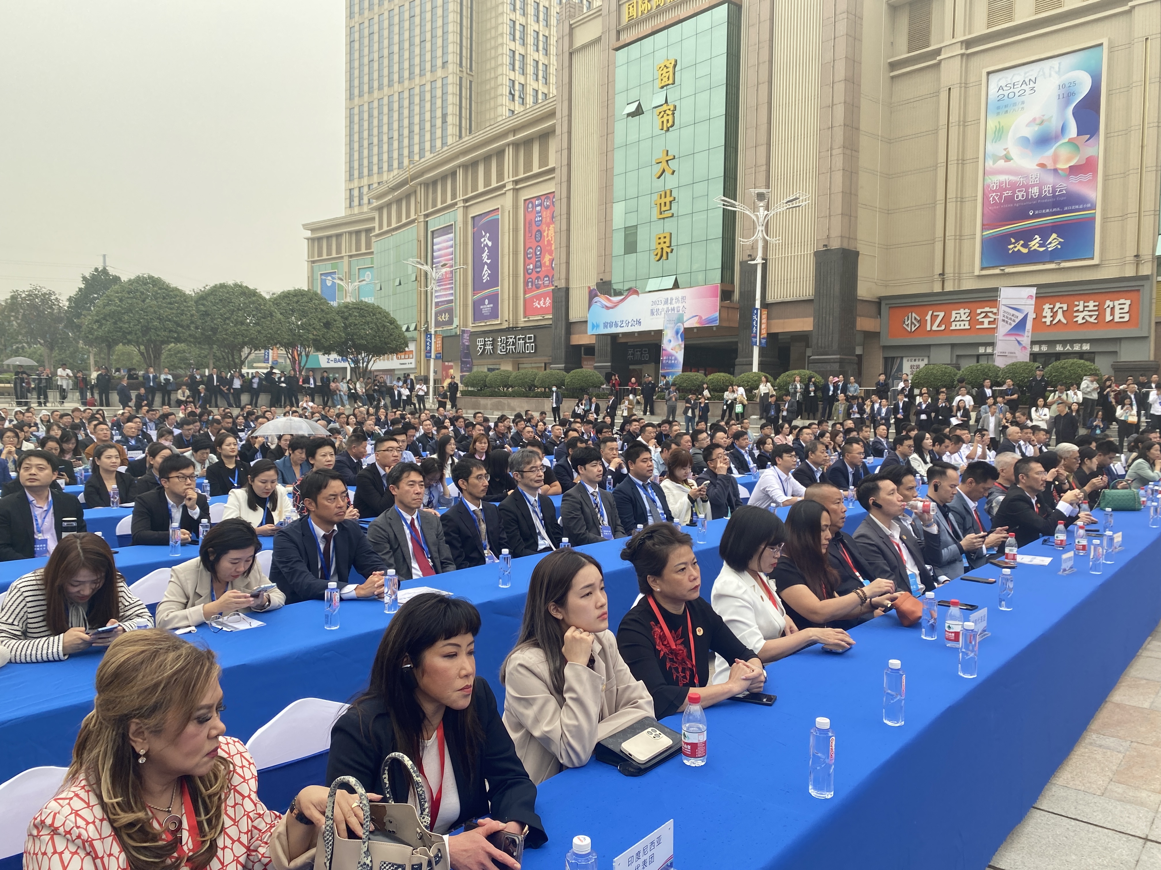 打造“中国商贸第一展”！2023“汉交会”“数贸会”“服装大在武汉开幕米乐M6 米乐(图2)