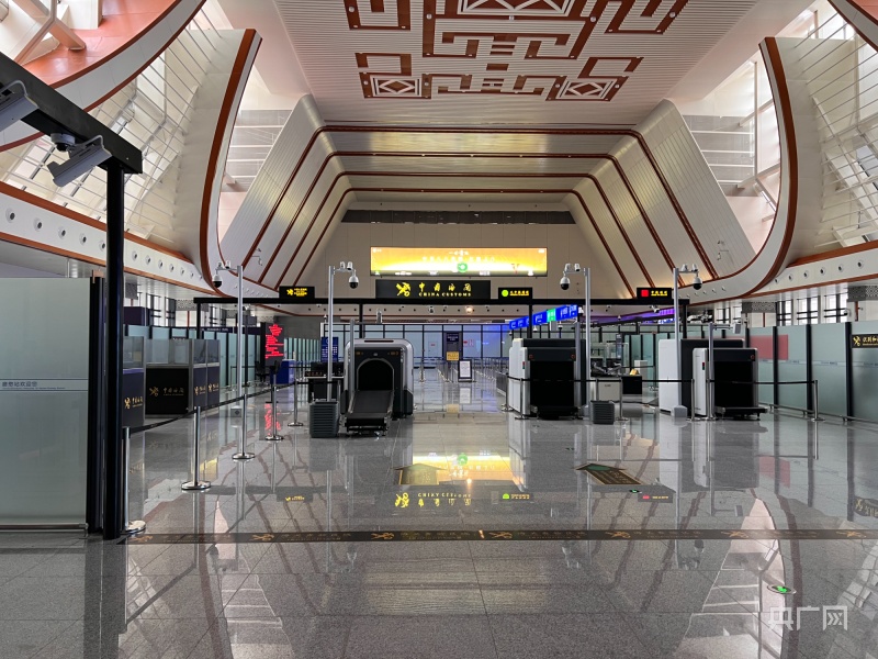 中老铁路开通2周年验放95万余名旅客通关