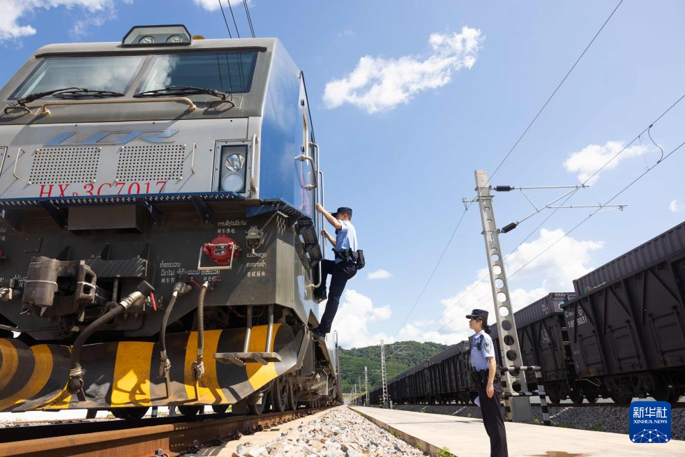 磨憨边检站守护中老黄金大通道_新华网(图2)