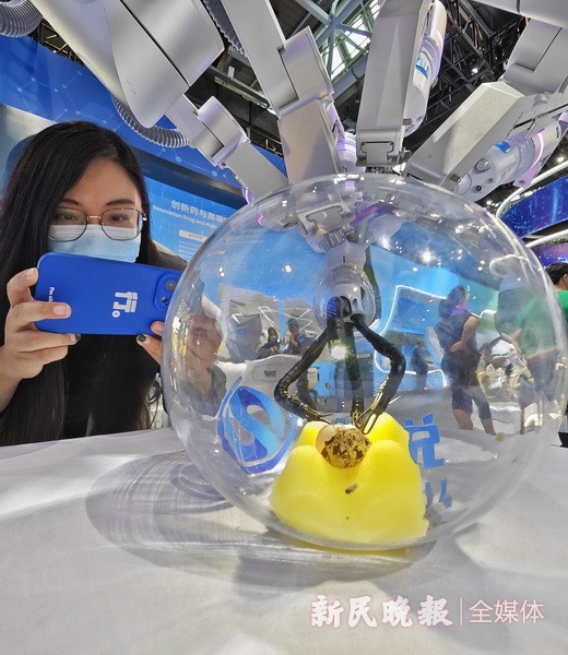 回眸2023 新民晚报年终图集①：“AI”生活