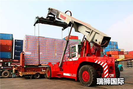 出口货物的申报 出口货物的查验 放行 进申报 配合查验 缴纳税费 提取或装运(图7)