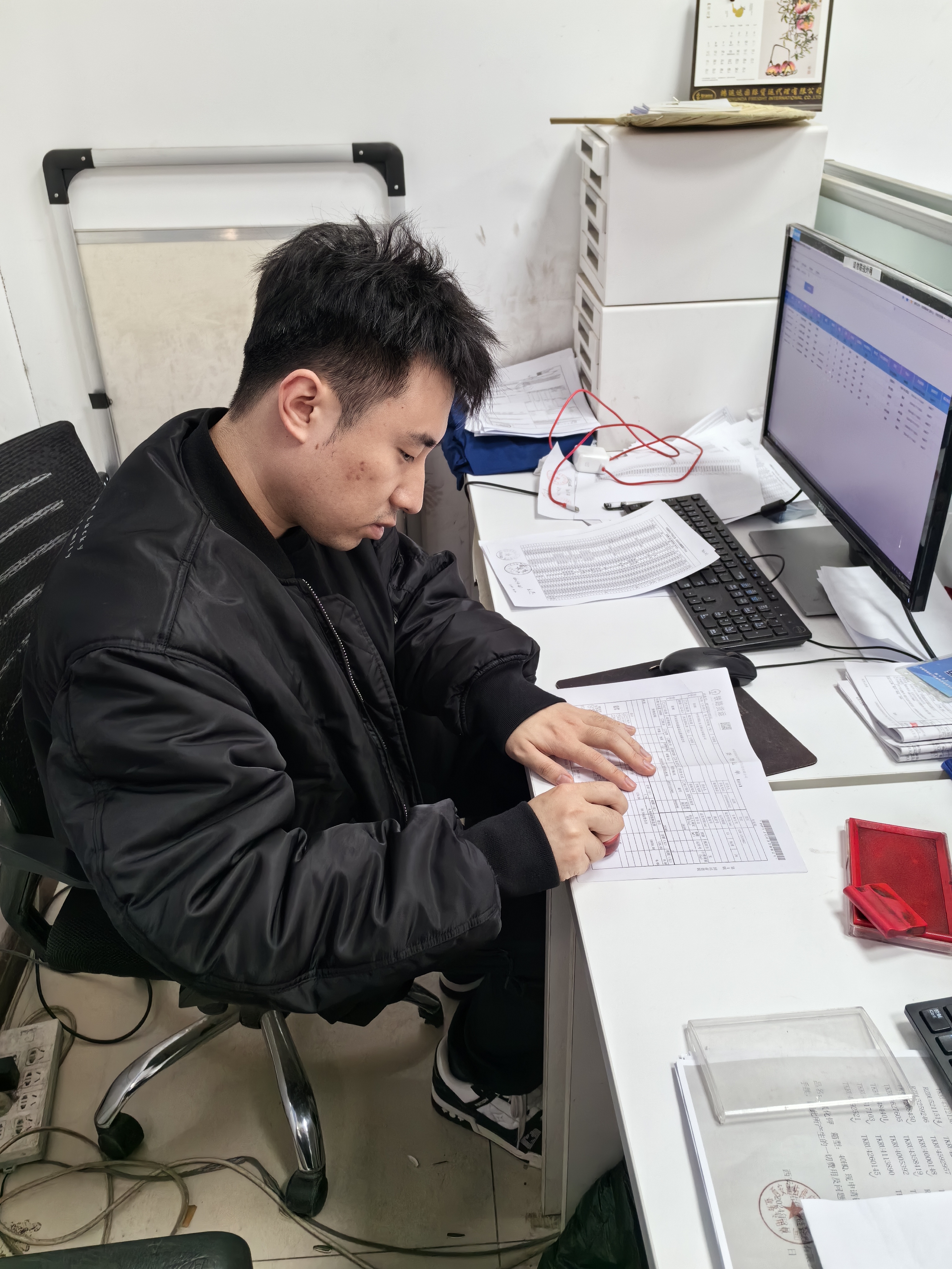 新春走基层丨驰而不息的钢铁驼队——春节探班中欧班列长安号(图2)