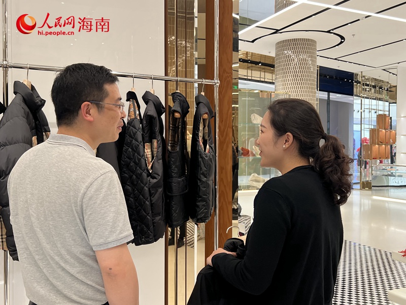 新春走基层 海口国际免税城里的“小忙人”(图3) 新春走基层 海口国际免税城里的“小忙人”(图3)