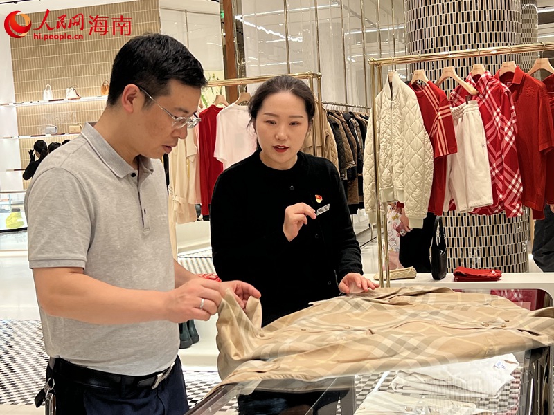 新春走基层 海口国际免税城里的“小忙人”(图2) 新春走基层 海口国际免税城里的“小忙人”(图2)