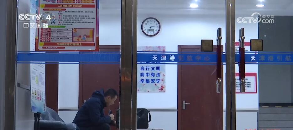新春走基层丨守护港口船舶平安的浪尖“攀登”者