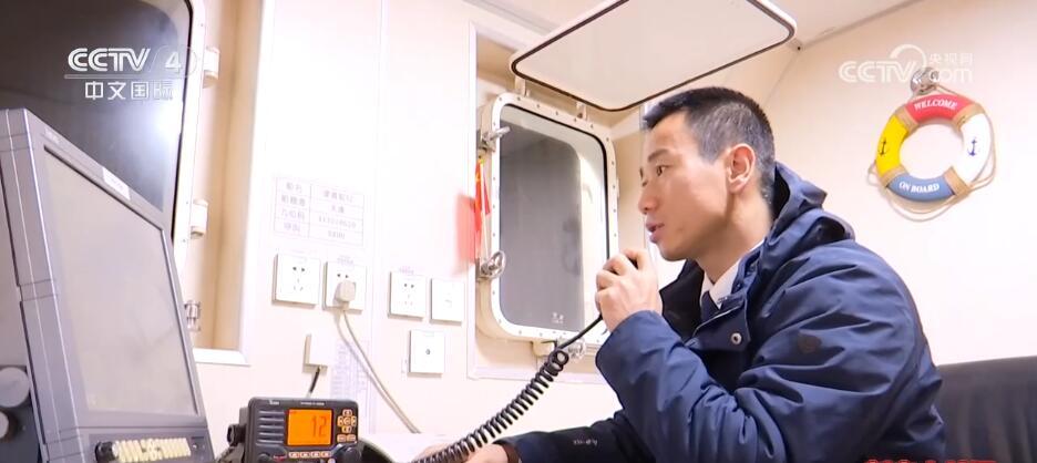 新春走基层丨守护港口船舶平安的浪尖“攀登”者(图3)