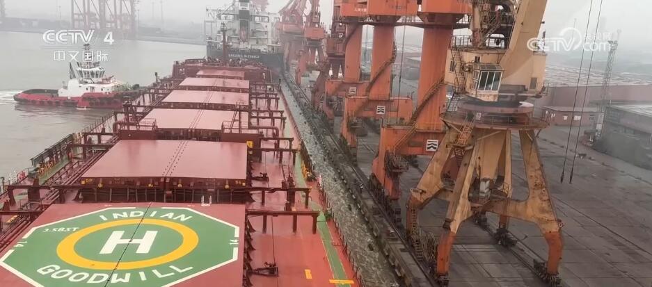新春走基层丨守护港口船舶平安的浪尖“攀登”者(图4)